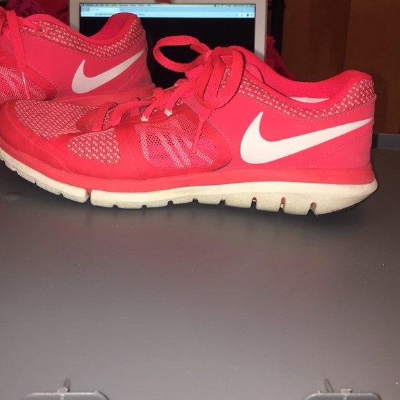 Pink Nike tennis shoes - Picture 2 of 3